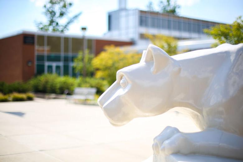 picture of Nittany Lion shrine on 杜波依斯 campus